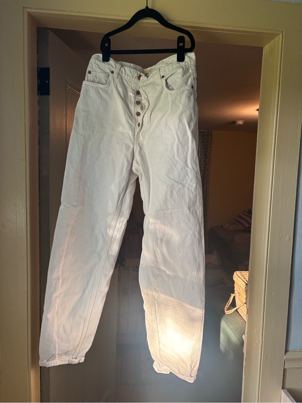 High-Waist White Button-Fly Doen jeans
